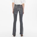 Achterkant van een model in een lichtgrijze flared jeans.