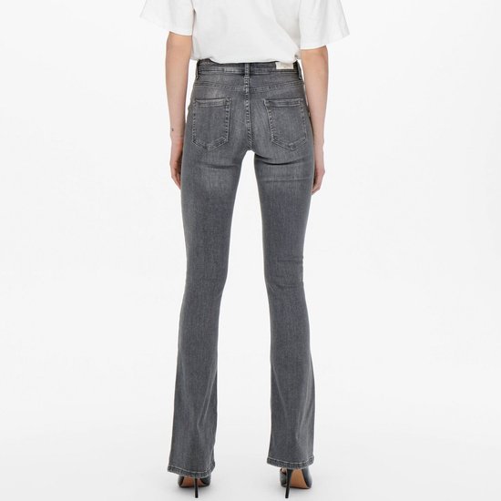 Achterkant van een model in een lichtgrijze flared jeans.