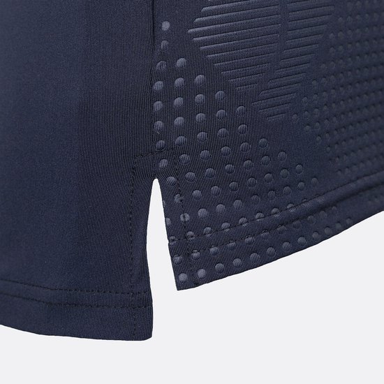 Close-up van de zijsplit onderaan het marineblauwe sportshirt.