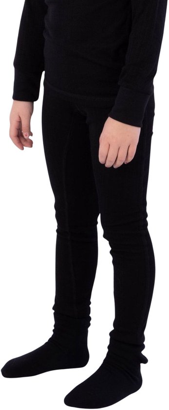Kind draagt een zwarte thermobroek met lange pijpen en zwarte sokken.