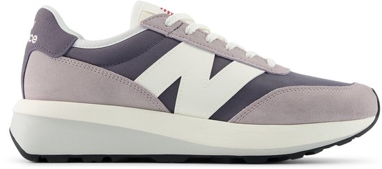 Baskets New Balance grises avec accents blancs et violets. Grand N blanc sur le côté.