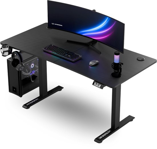 Zwart gamingbureau met gebogen monitor, toetsenbord, muis, computerkast, beker- en koptelefoonhouder.