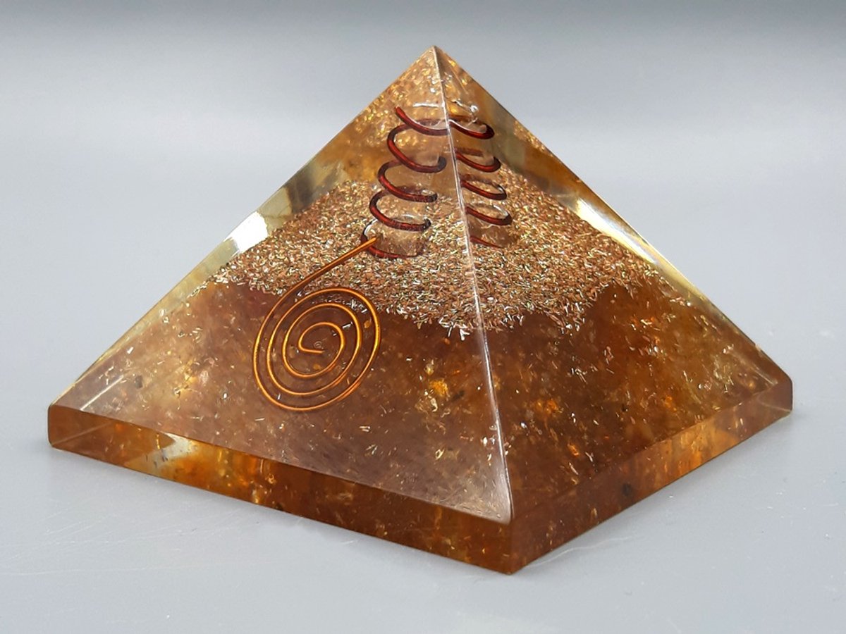 Orgonite Piramide - Barnsteen - 7 cm