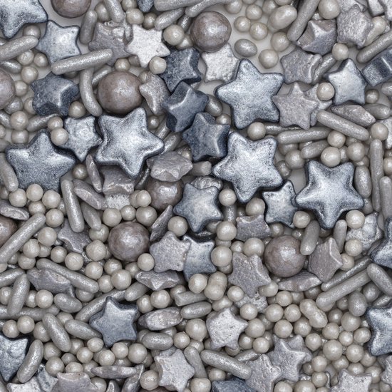 Close-up van zilverkleurige kerststrooisels in de vormen van ballen, sterren en staafjes.