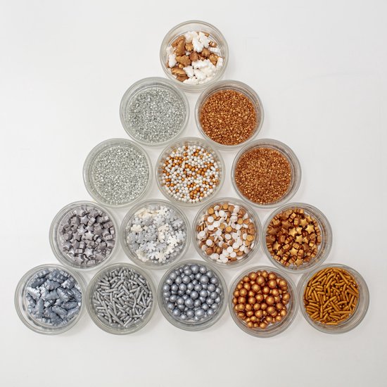 Vijftien potjes met diverse PME Christmas sprinkles, waaronder ballen, sterren en staafjes.