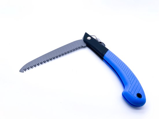 Uitgeklapte snoeizaag met blauw handvat en gekarteld mes, op witte achtergrond.