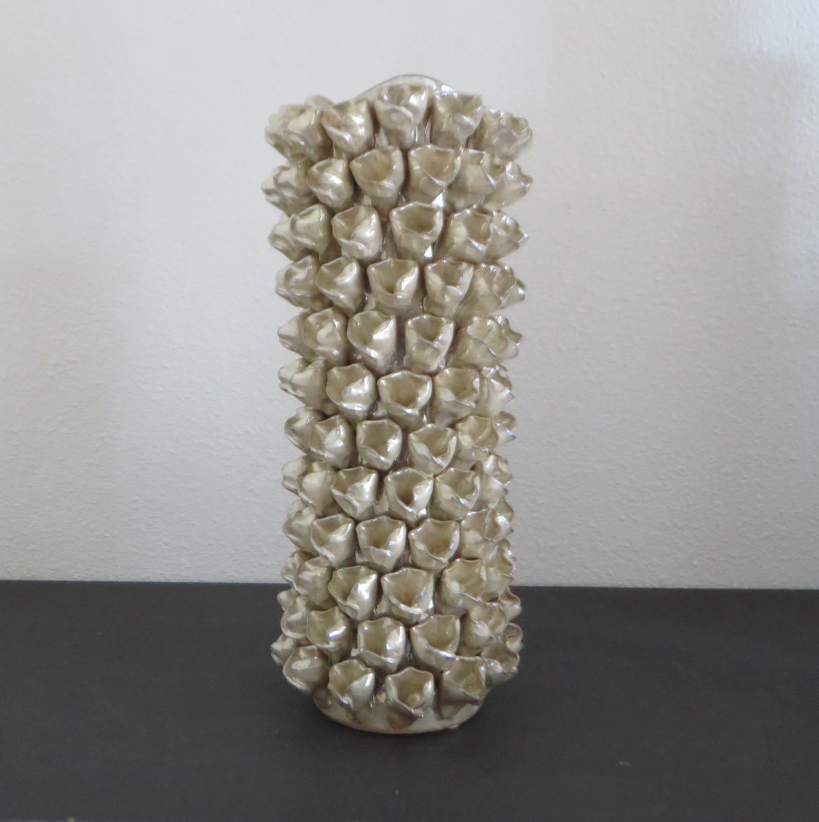 Keramische vaas – 32 cm hoog – Parelmoer – Handgemaakt – Uniek schelp-reliëf – Decoratieve design vaas