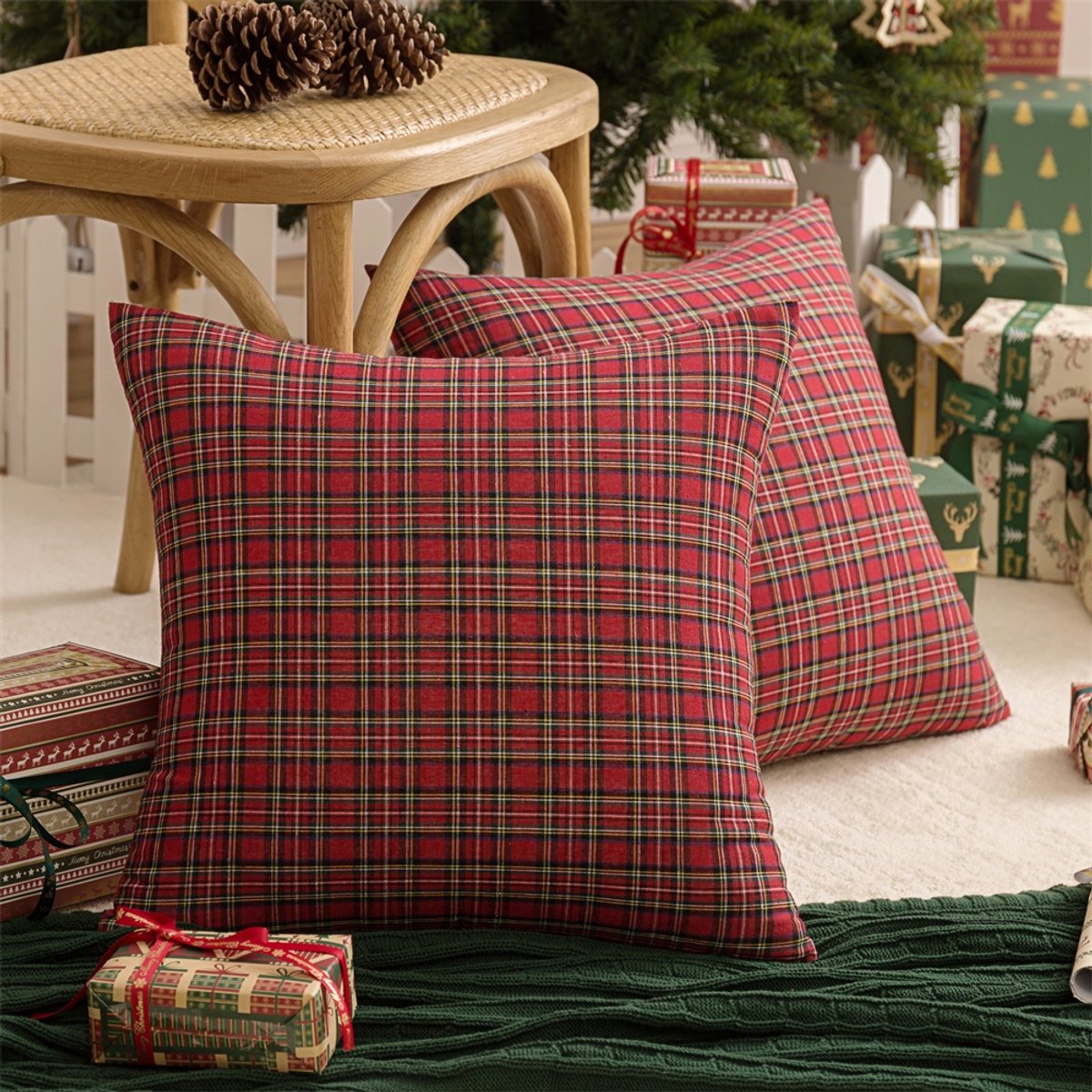 Qelus 2 Stuks Kerst Kussenhoes 45x45 cm - Klein Ruitpatroon Tartan - Zacht & Milieuvriendelijk - Onzichtbare Rits & Machinewasbaar - Kerstdecoratie voor Woonkamer, Bank & Bed