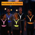 Vijf personen, mannen en vrouwen, dragen R2B hardloopvesten in verschillende kleuren (neongeel, blauw, roze, oranje) met reflecterende strepen.