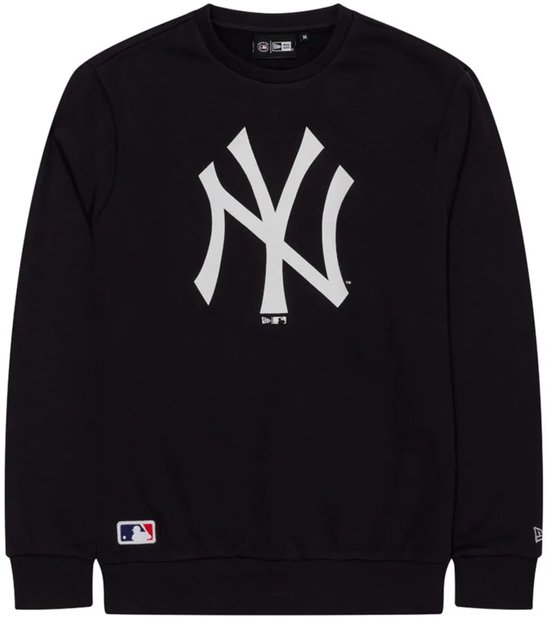Zwarte New Era sweater met groot wit New York Yankees logo op de borst en MLB-logo op de onderzoom.