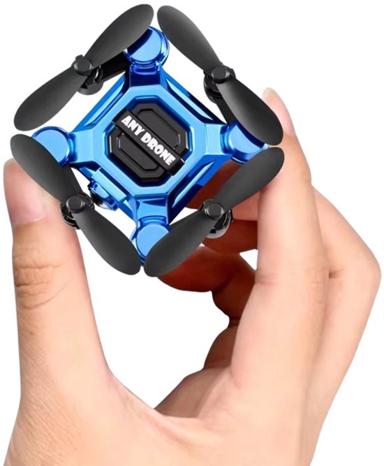 Kleine blauwe drone met zwarte propellers, vastgehouden in een hand.