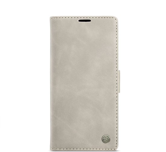 Beige kunstleren telefoonhoesje in boekstijl met gesloten voorkant en logo.