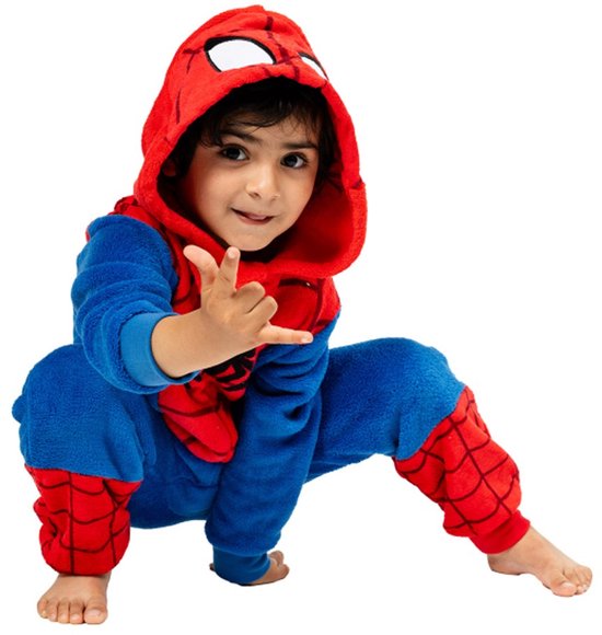 Petit garçon en combinaison bleue Spiderman avec capuche rouge et détails toiles d'araignée. Il est accroupi et fait un geste.