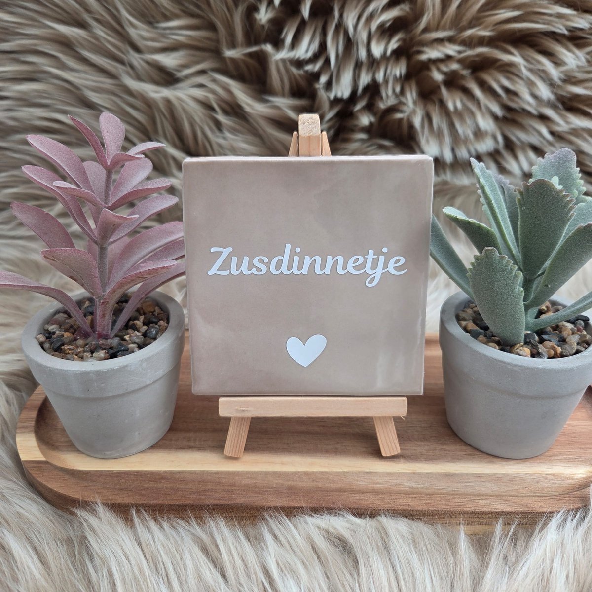 CreaCraft Robuust Wenstegeltje – Zusdinnetje – 10x10 cm – Lief Cadeau voor Zus of Beste Vriendin – Stijlvolle Wanddecoratie met Betekenis – Trendy nu – Decoratief Tegeltje met Standaard – Cadeau Idee Beige/Wit