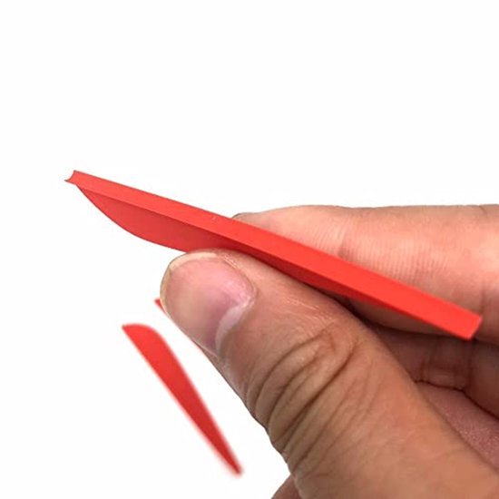 Traditionele Houten Pijlen Met Veer Het Fletching En Een Houten Boog Traditionele Houten Pijlen Met Veer Het Fletching En Een Houten Boog