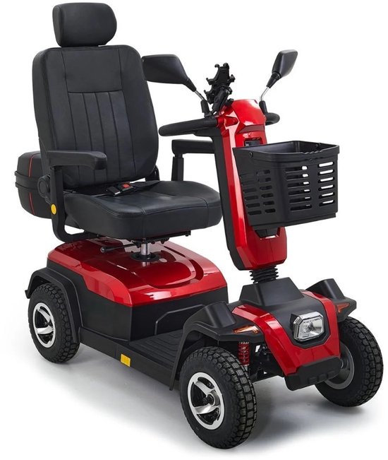 Rode scootmobiel met zwart zadel, mandje voorop en achteropbergkoffer.