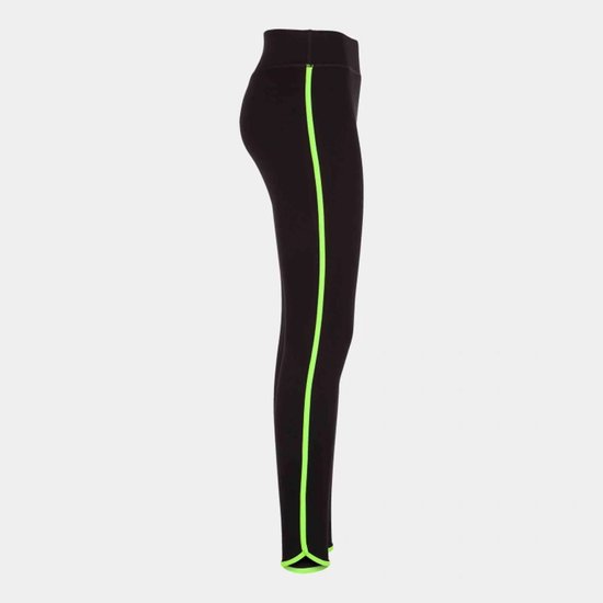 Zwarte sportlegging met fluoriserende groene bies langs de zijkant en rond de enkel.