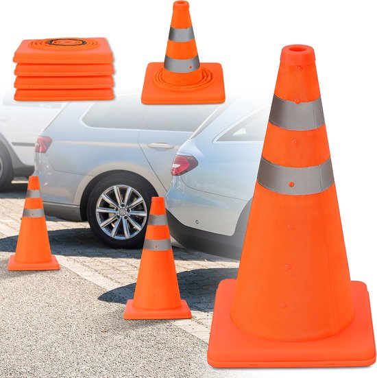 Oranje pionnen met reflecterende strepen op een parkeerterrein, met stapel oranje pionnen en een opgevouwen pion.