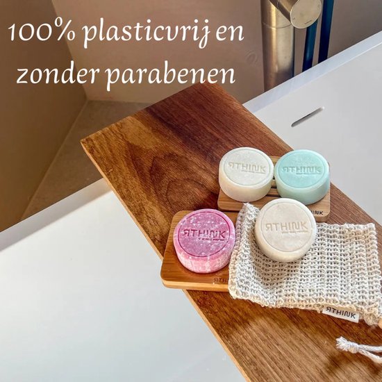 Vier ronde, gekleurde zeepjes op een houten plankje met een zeepzakje. Wit, roze en twee mintgroene zeepjes. Tekst: 100% plasticvrij en zonder parabenen.