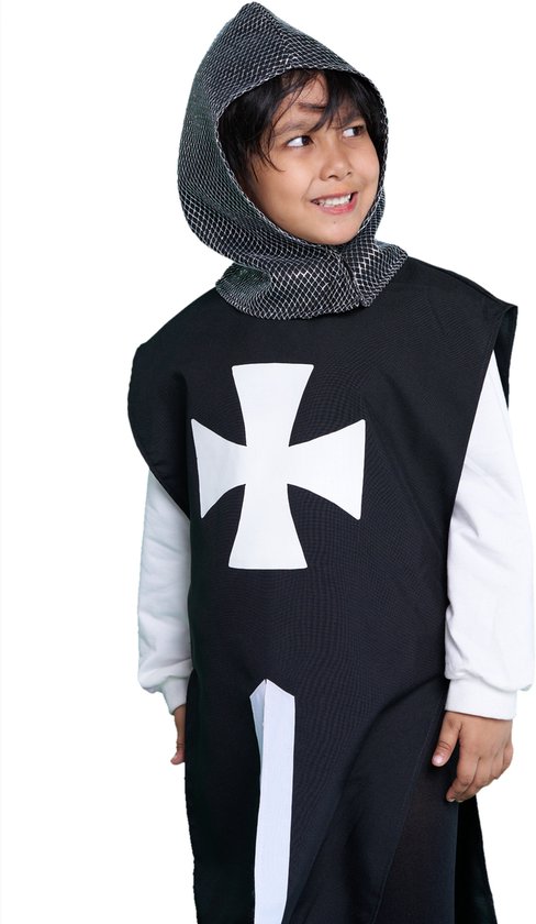 Kind in een zwart Templar kostuum met wit kruis en zilverkleurige maliënkolderkap.