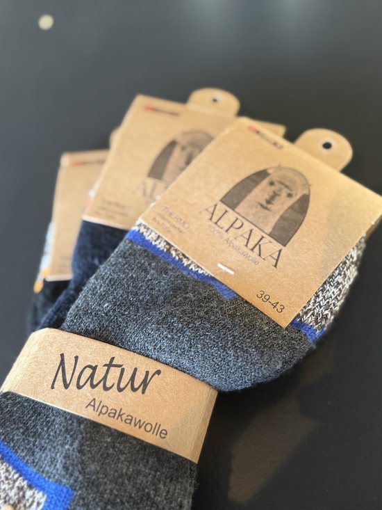 Grijs Alpaca sokken met blauwe en bruine accenten, maat 39-43. "Natur Alpakawolle" op de band.