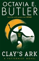 Boekcover van Clay's Ark van Octavia E. Butler. Een silhouet van een vrouw met een tulband en armen gespreid tegen een gele maan en witte cirkel.