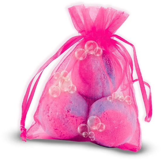 Drie roze en paarse badbruisballen in een doorzichtig roze netzakje met bubbels.