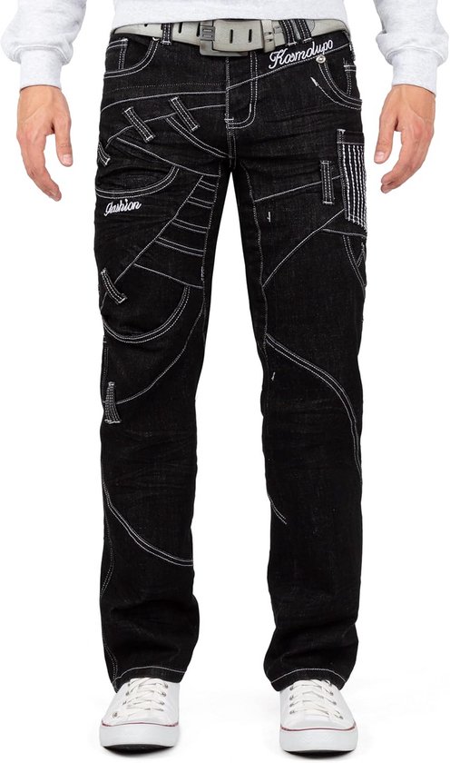 Zwarte jeans met witte stiksels, 'Fashion' op de linker dij en 'Kardmljpo' op de heup.
