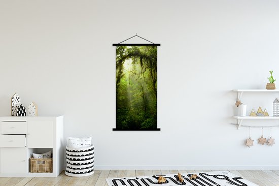 Posterhanger incl. Poster 90x180 cm - Schoolplaat - Groen getinte afbeelding van het regenwoud van Costa Rica - Textielposter - Zwarte latten