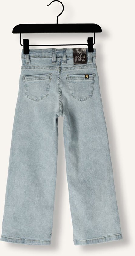 Achterkant lichtblauwe spijkerbroek met wijde pijpen, met Koko Noko logo op het label.