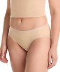 Model draagt een nude bikinislip van Ten Cate met een lichtbruine tailleband.