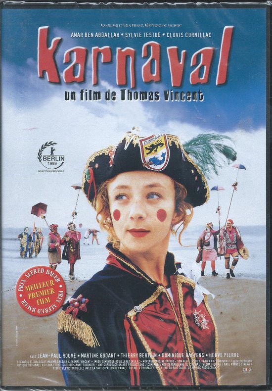 DVD hoes van de film 'Karnaval'. Een vrouw met make-up, gekleed in een piratenkostuum, staat op de voorgrond. Op de achtergrond een carnavalsstoet.