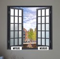 Open raam met uitzicht op grachtenpand, met matglas en melkglas labels.