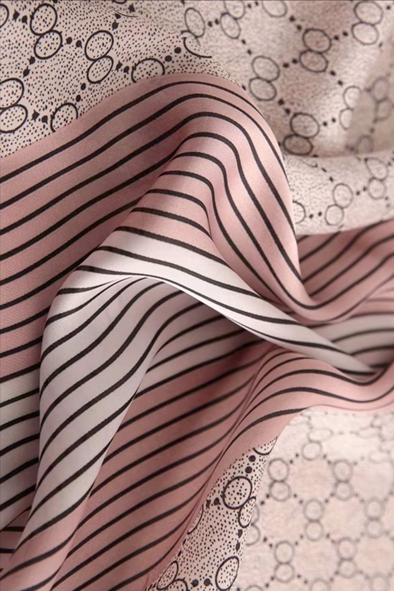 Dames Sjaal 70x70cm - Roze met Geometrisch Patroon en Zijdeglans