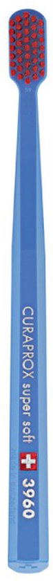 CURAPROX CS 3960 Super Soft tandenborstel in blauw met rode borstelharen.