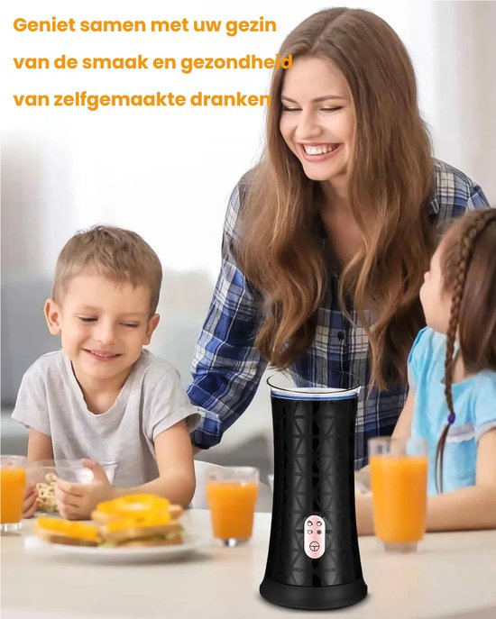 Een glimlachende moeder met twee kinderen aan een tafel met glazen sap en broodjes. Een zwarte melkopschuimer staat op tafel.