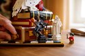 LEGO Harry Potter-scène met schaakstukken, Hagrid op motor, en Harry.