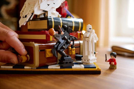 LEGO Harry Potter-scène met schaakstukken, Hagrid op motor, en Harry.