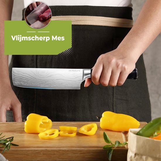 Un chef coupe du poivron jaune avec un couteau de chef tranchant comme un rasoir à motif damassé et manche noir. "Couteau ultra-tranchant"