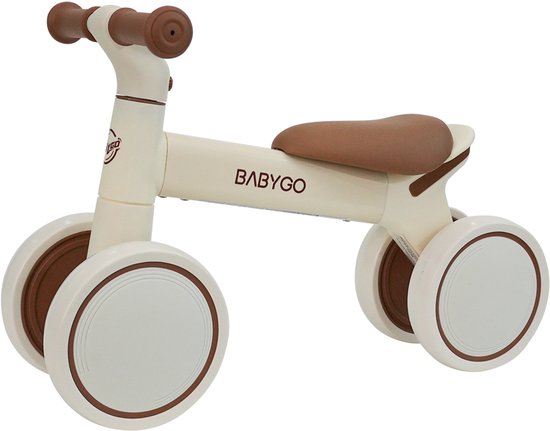 Een crèmekleurige BabyGo loopfiets met bruine zitting en handvatten, gefotografeerd op een witte achtergrond.