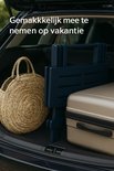 Donkerblauwe inklapbare tafel naast een koffer en rieten tas in een auto.