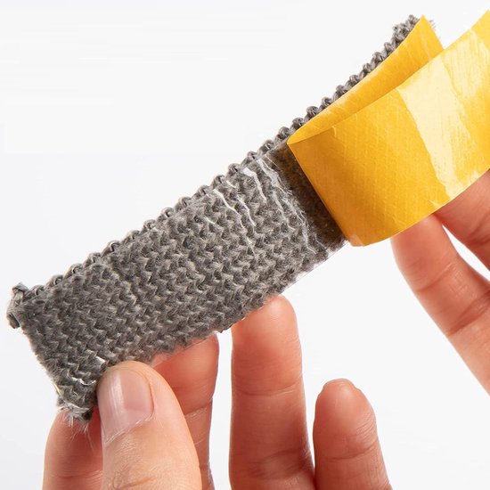 Grijze glasvezel strip met een dikke, zelfklevende gele tape.
