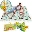 Een zacht, dubbelzijdig speelkleed met een speelse trein- en dierenprint. Een vrouw en baby spelen erop. De draagtas toont een leeuw en zebra.