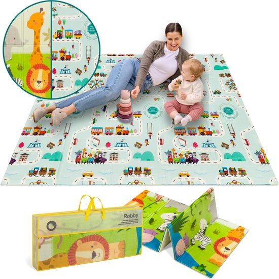 Een zacht, dubbelzijdig speelkleed met een speelse trein- en dierenprint. Een vrouw en baby spelen erop. De draagtas toont een leeuw en zebra.