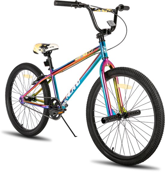 Regenboogkleurige freestyle BMX-fiets met zwarte banden, voetsteunen en zwart zadel met patroon.