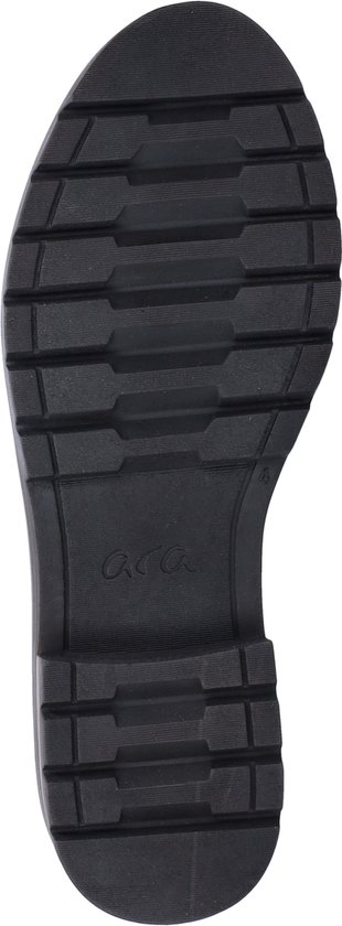 Zwarte rubberen profielzool van een loafer met 'ara' logo.