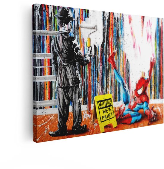 Artaza Canvas Schilderij Spiderman Valt op Natte Verf terwijl Charlie Chaplin Schildert - 120x90 cm - Groot - Wanddecoratie Woonkamer - Schilderijen - Muurdecoratie