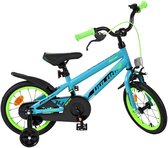 Blauwe kinderfiets 'Rocky' met groene handvatten, velgen en zijwielen.