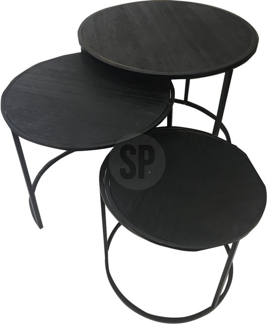 Set van drie ronde, zwarte bijzettafels met een houten blad en zwarte metalen poten.