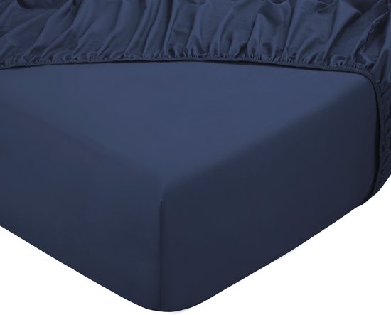 Drap-housse bleu foncé avec bordure élastique.